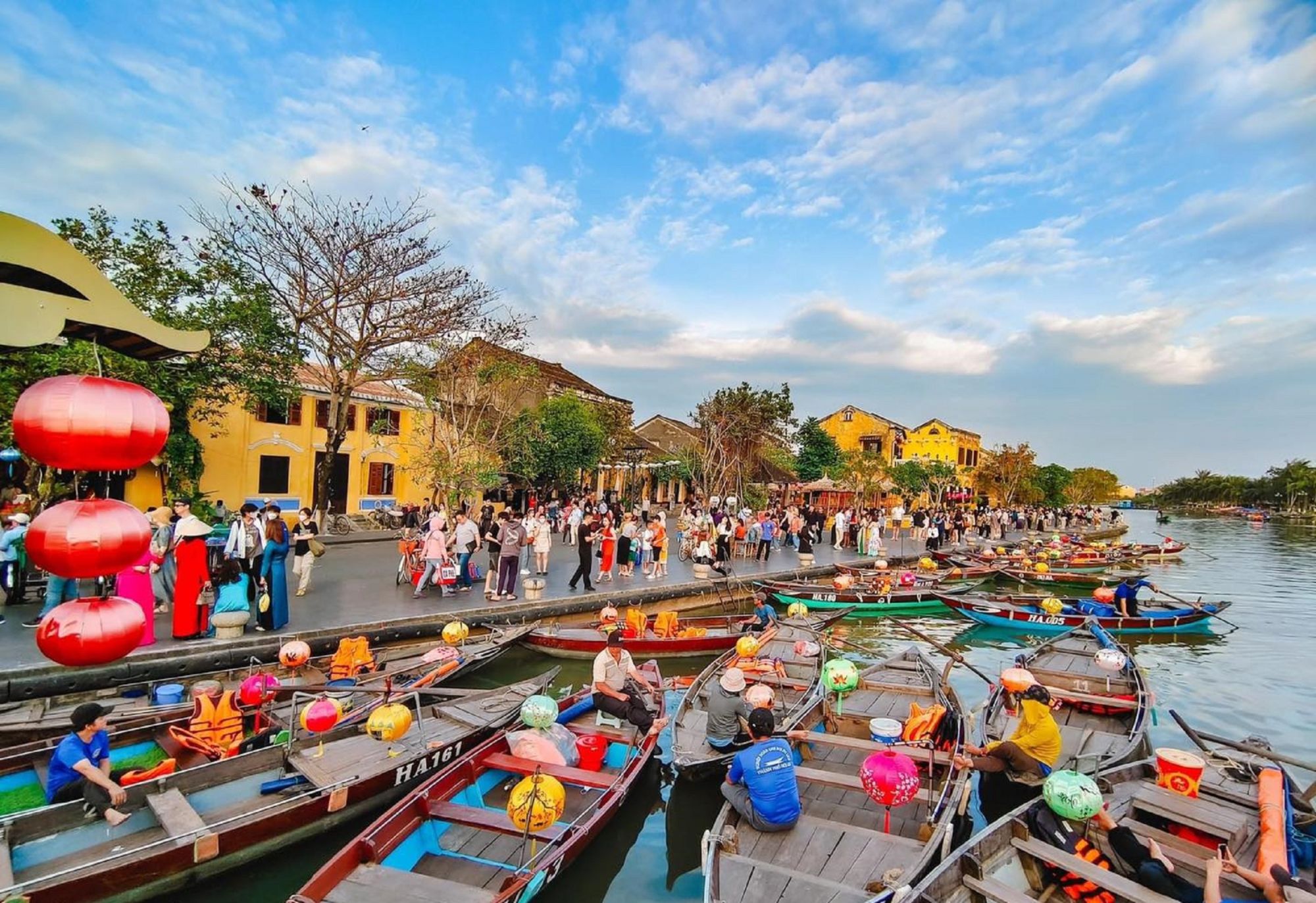 hoi-an-but-pha-ngoan-muc-don-hon-44-trieu-luot-khach-nam-2024-2-0910-1
